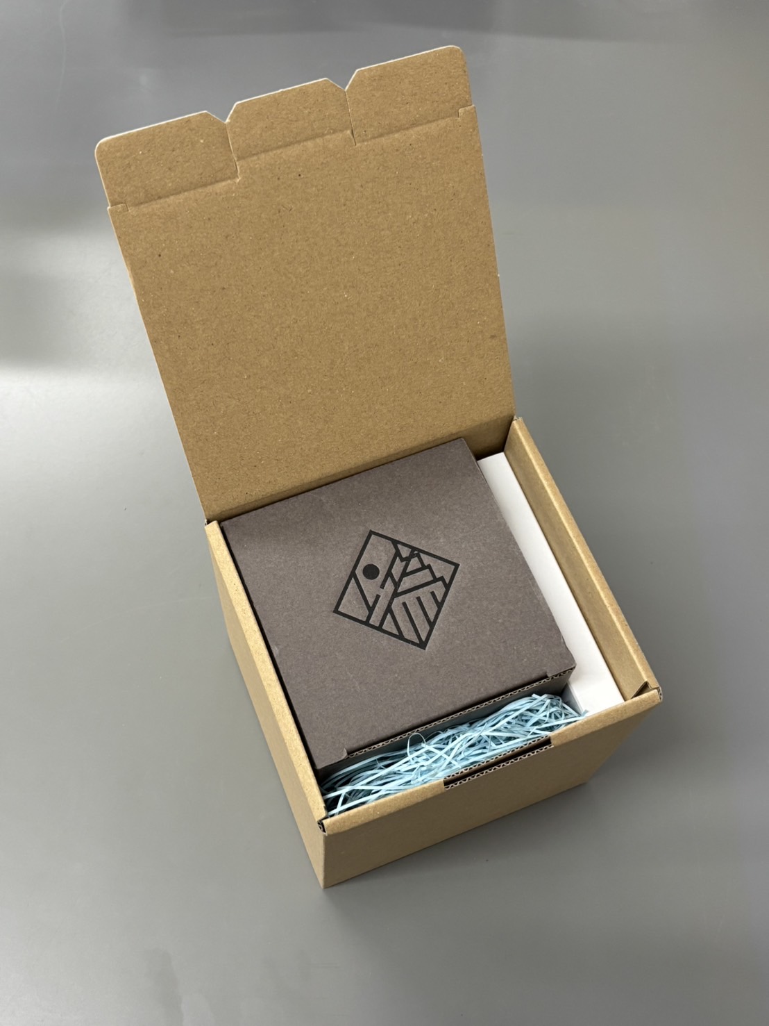 タンブラーと一緒に包装致します。