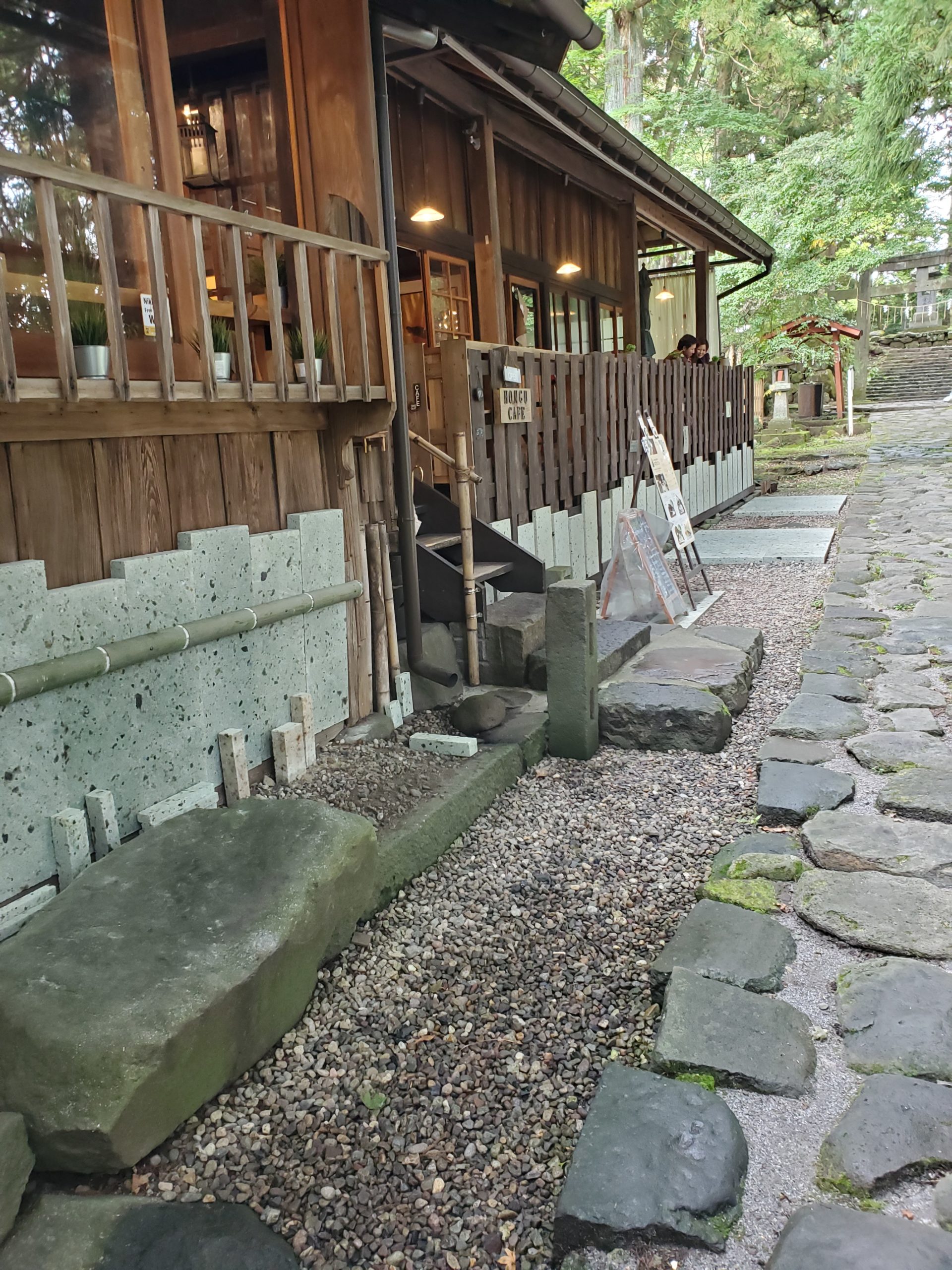 栃木県日光市の東照宮、神橋近くの古民家を改装したおしゃれなカフェです。外部の店舗入り口や床に大谷石の中目、ダイヤ挽き仕上げを使いました。竹や木、砂利、森林との組み合わせでとてもおしゃれです。