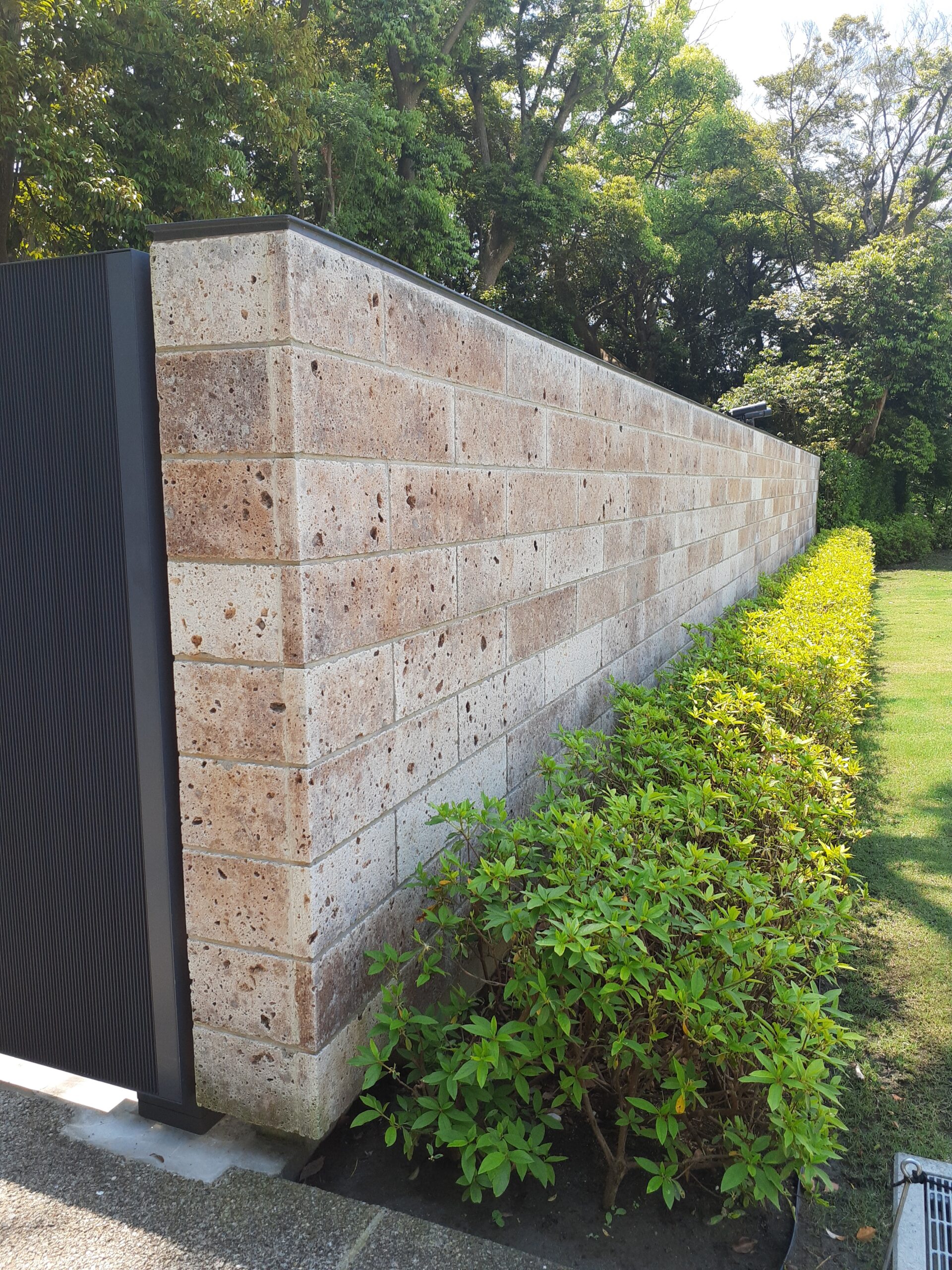 この塀も元々の大谷石をスライスし、元々のように表面を仕上げ再利用しました。