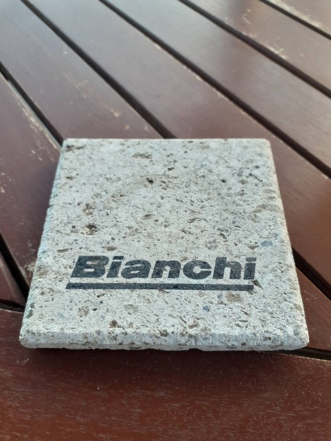 吸水が良い大谷石コースターも使っています。
「Bianchi」のロゴプリント入りでグッズコーナーで販売もしています。