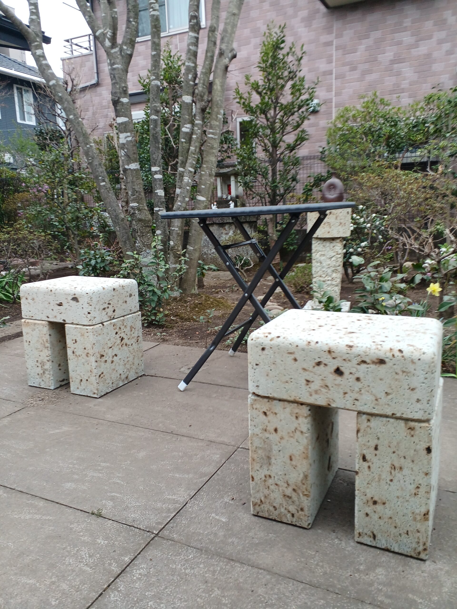 大谷石中目を使用したベンチです。温かみがありお庭と調和しているかと思います。