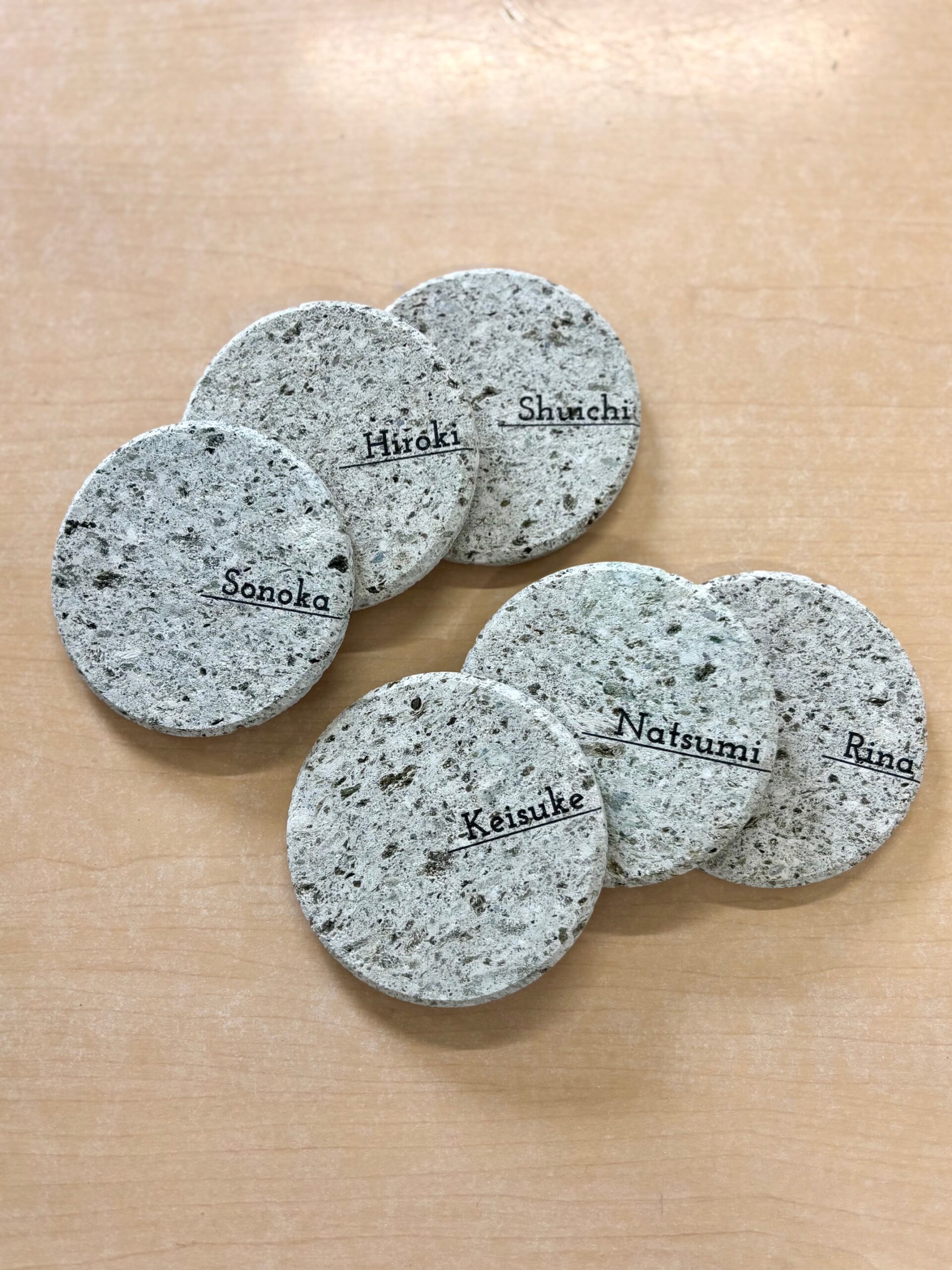 面取り部分までラインの印刷がはいったデザインとなりましたが、柄になりますと印刷は難しい部分ですので通常は余白とさせていただいております。